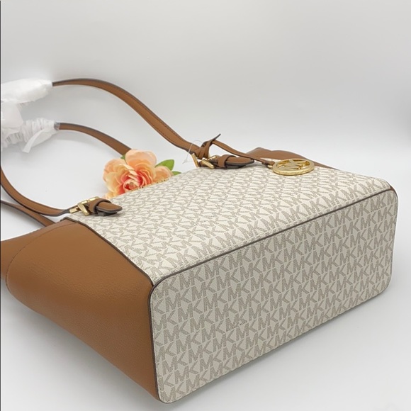 MICHAEL KORS CHARLOTTE LARGE TOP ZIP TOTE VANILLA - Picture 13 of 16